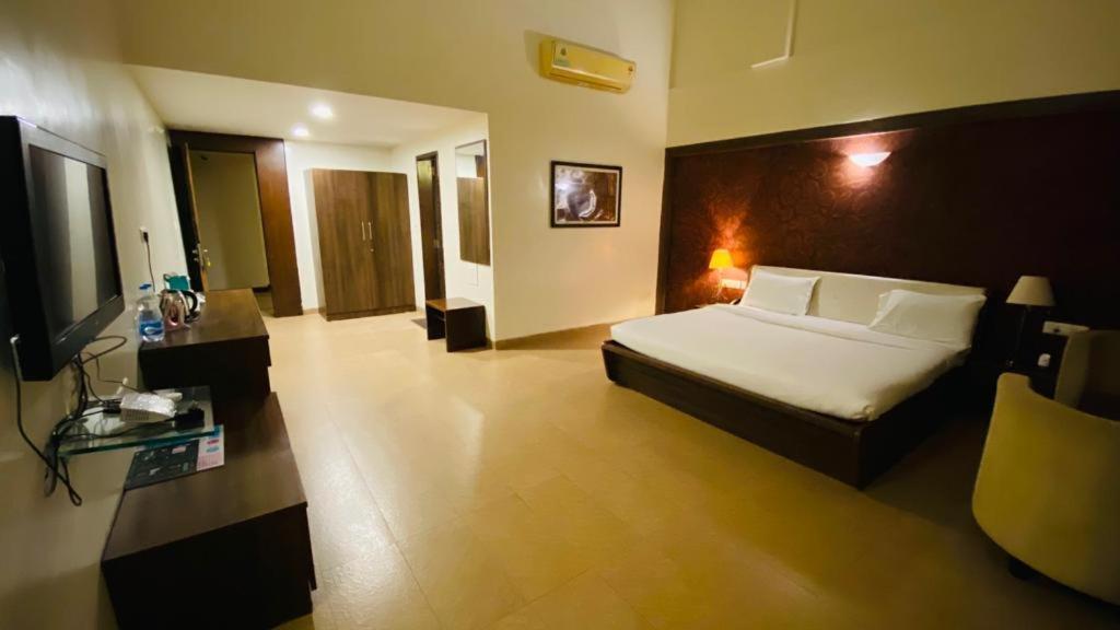 The Cliff Hotel Pune Exterior photo